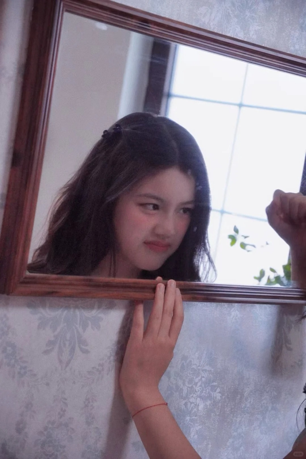 Hanni樣貌精緻甚有韓星味道，引網友大讚：「可以原地出道了」！