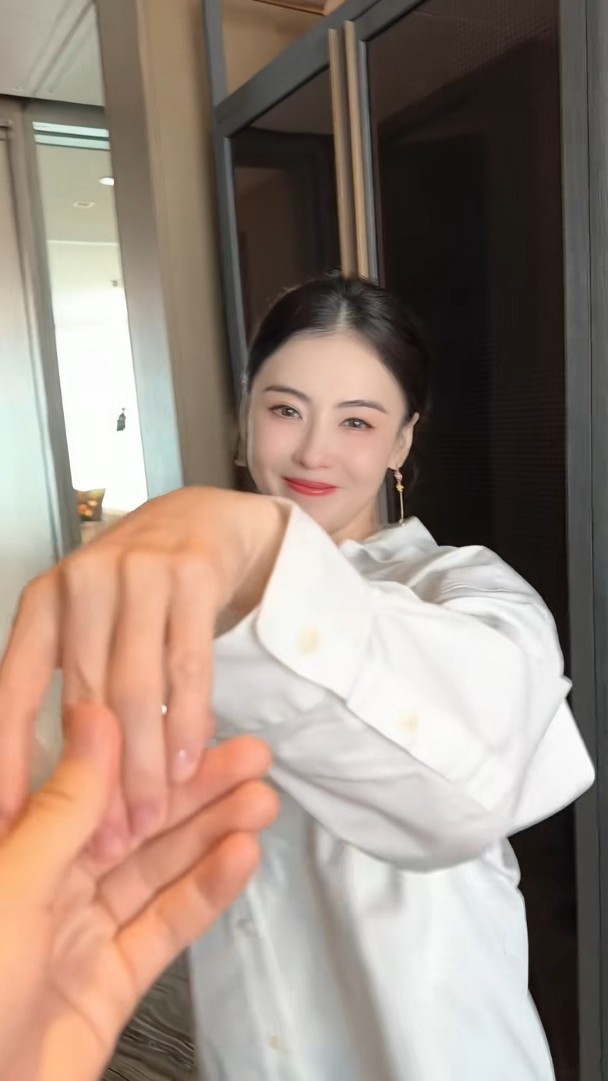 現年45歲的張栢芝一直積極經營社交網站,不時都會拍片分享生活點滴!