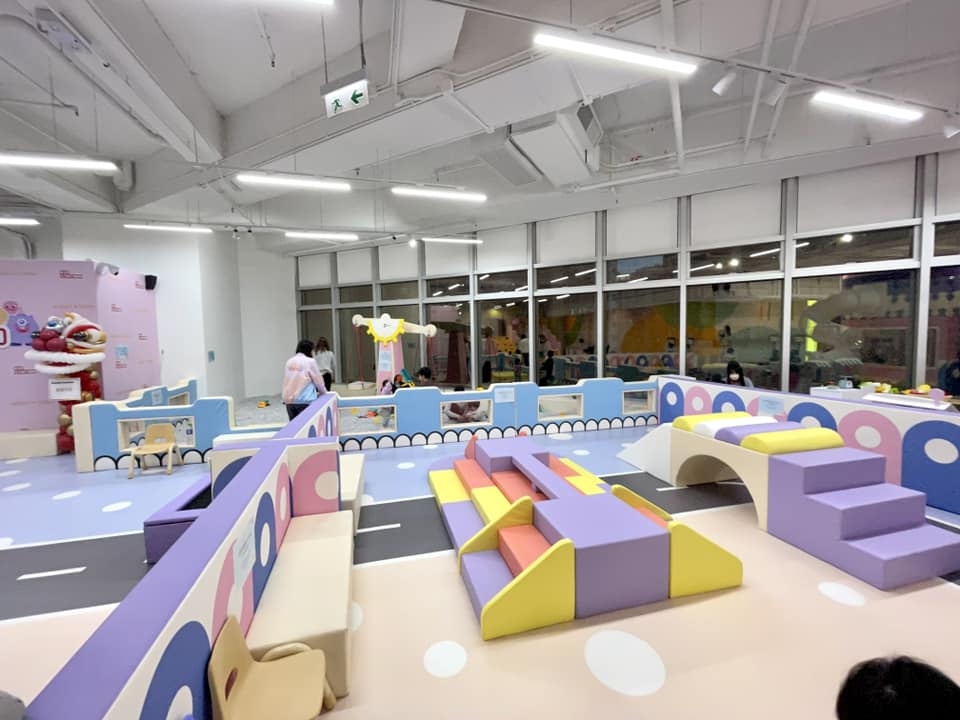 Kidstation佔地8000平方呎,設有19個主題遊樂區,包括旋轉滑梯、透明吊橋等