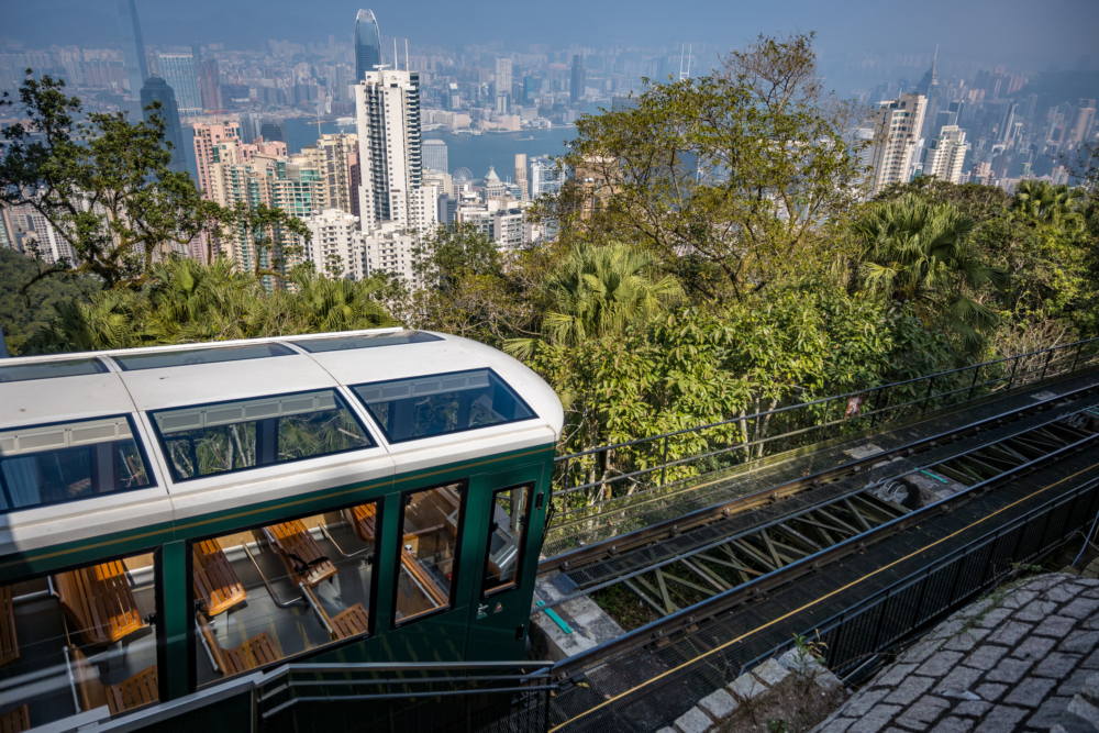 站在香港島的最高點,俯瞰整個都市的繁華與壯麗景色,讓人心曠神怡。