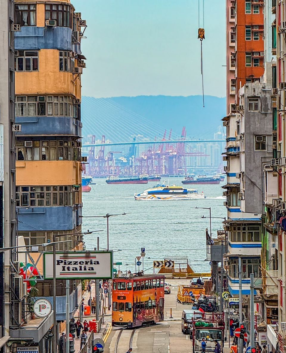 堅尼地城籃球場不僅是街坊打球運動的場地，更以其特殊的街景構圖成為知名攝影熱點。