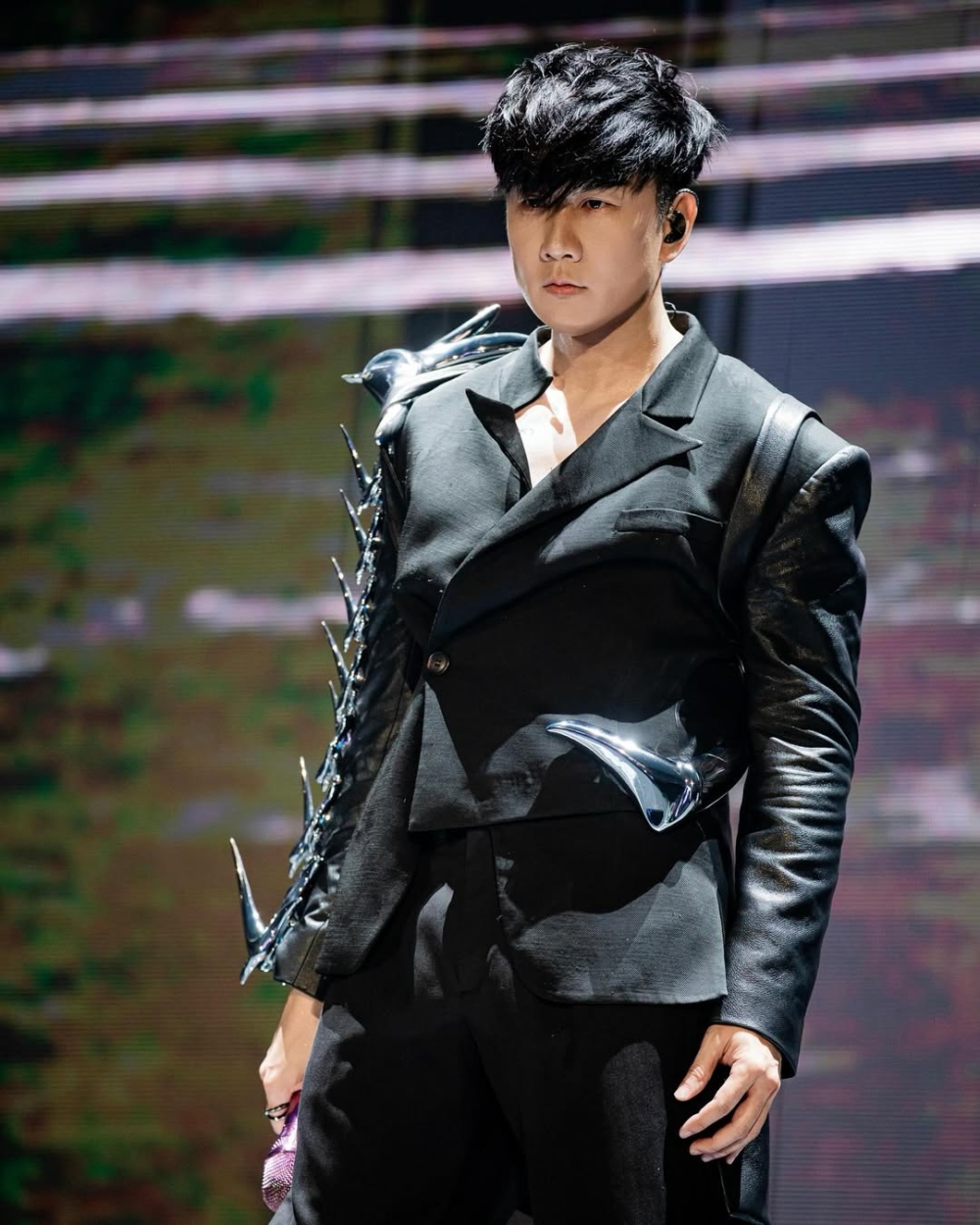 林俊傑（JJ）日前在世界巡迴演唱會北京鳥巢最終場尾聲時，突然向10萬名歌迷透露自己心臟出現狀況