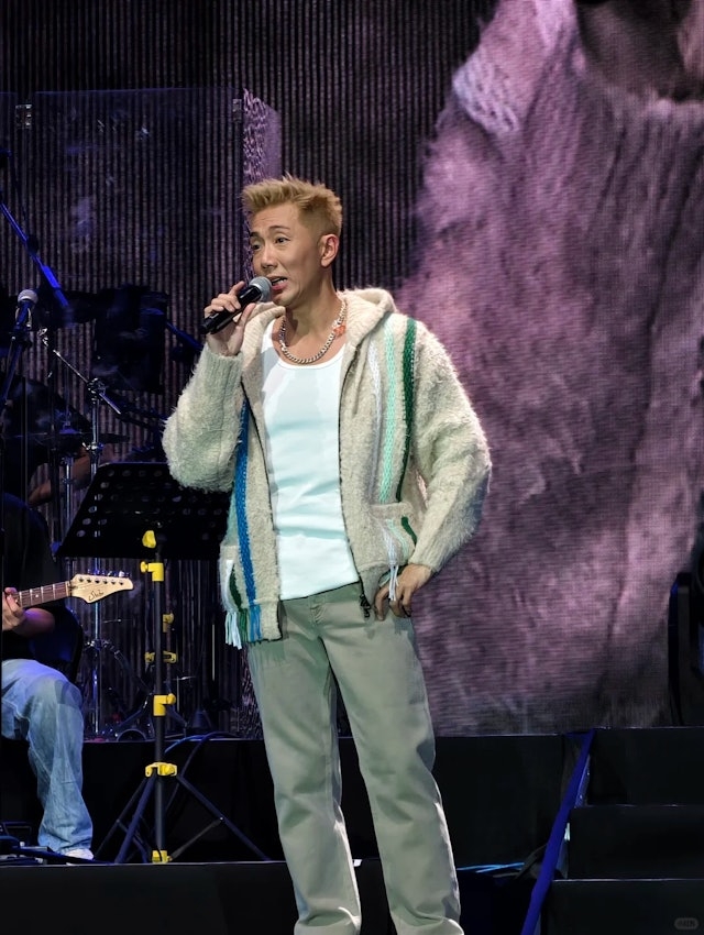 騷後有不少網友分享當日影片到社交平台，並大讚劉浩龍是實力派歌手，不明白為何紅歌不紅人：