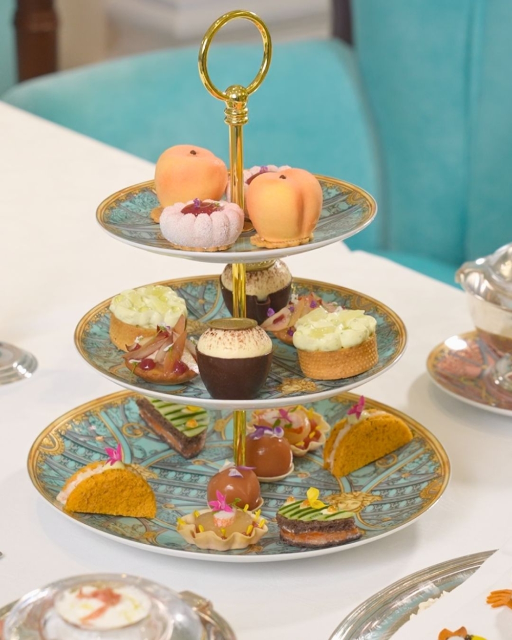 嘉樂酒吧最新推出的夏日主題下午茶,其中三層下午茶架,每一層都蘊藏著令人驚喜的美味。