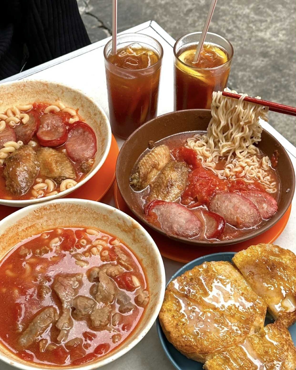 勝香園以蕃茄通粉、檸蜜脆脆等招牌小食聞名,是本地人和旅客都愛排隊的老店。