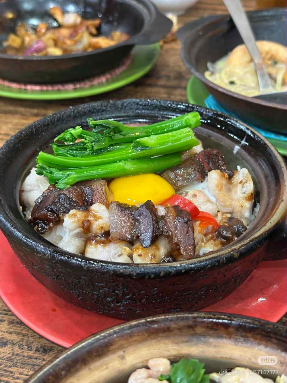 坤記煲仔小菜是西營盤人氣極高的老字號,主打傳統炭火煲仔飯和多款煲菜,連續多年獲得米芝蓮必比登推介。