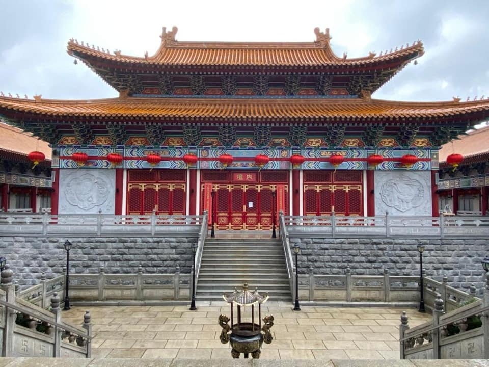 西方寺山腰位置還可俯瞰荃灣市區