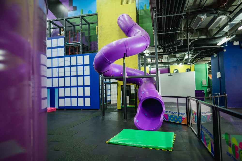 孩子需要通過兩層的障礙到達各種長度和高度的滑梯完成任務，非常挑戰！