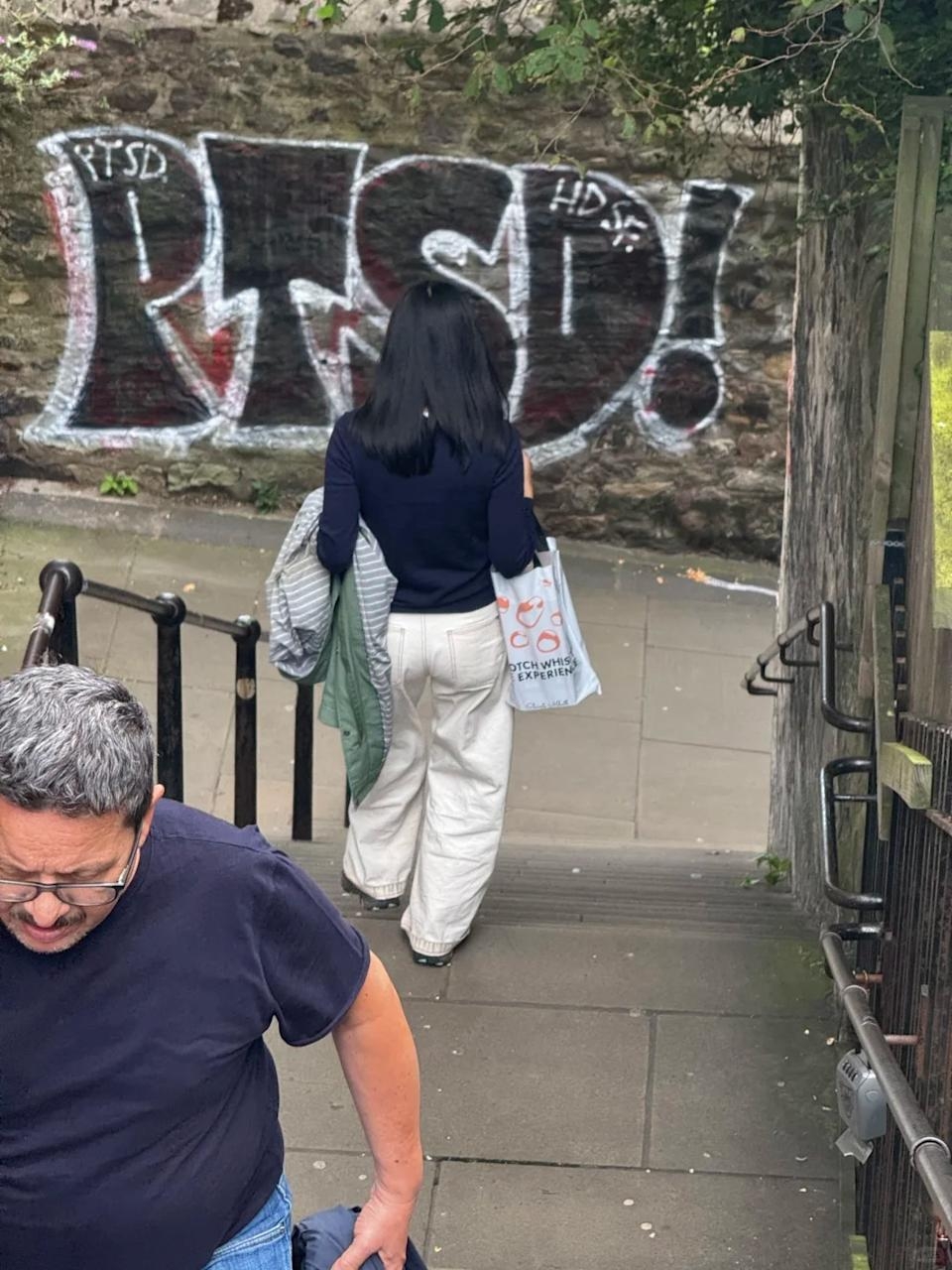 有網友在社交平台以「愛丁堡偶遇陳法拉」為題發文