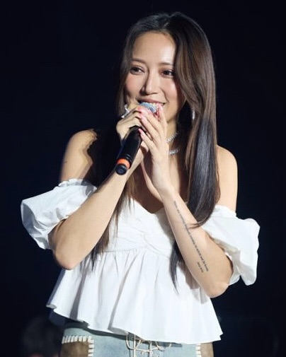 鍾舒漫表演過後遭負評洗版