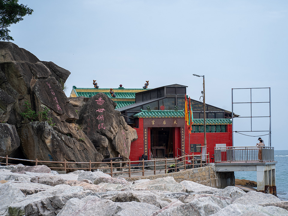 位於馬環村海濱的天后古廟(鯉魚門天后廟)始建於清朝乾隆十八年(1753 年),是供奉海神天后娘娘的古老廟宇。