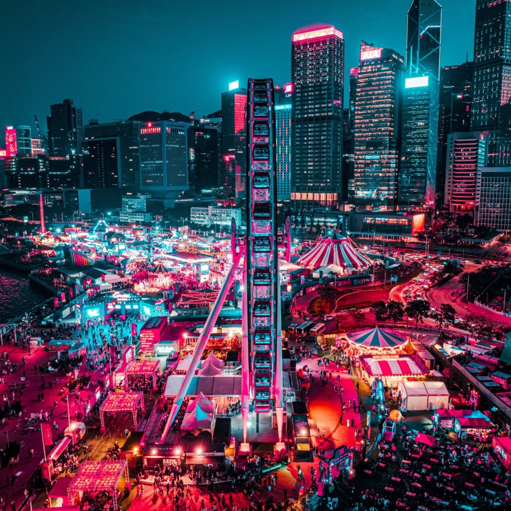 以超親民的票價，就能在舒適的車廂內，從60米高的角度，將港島的璀璨天際線和維港景色盡收眼底！