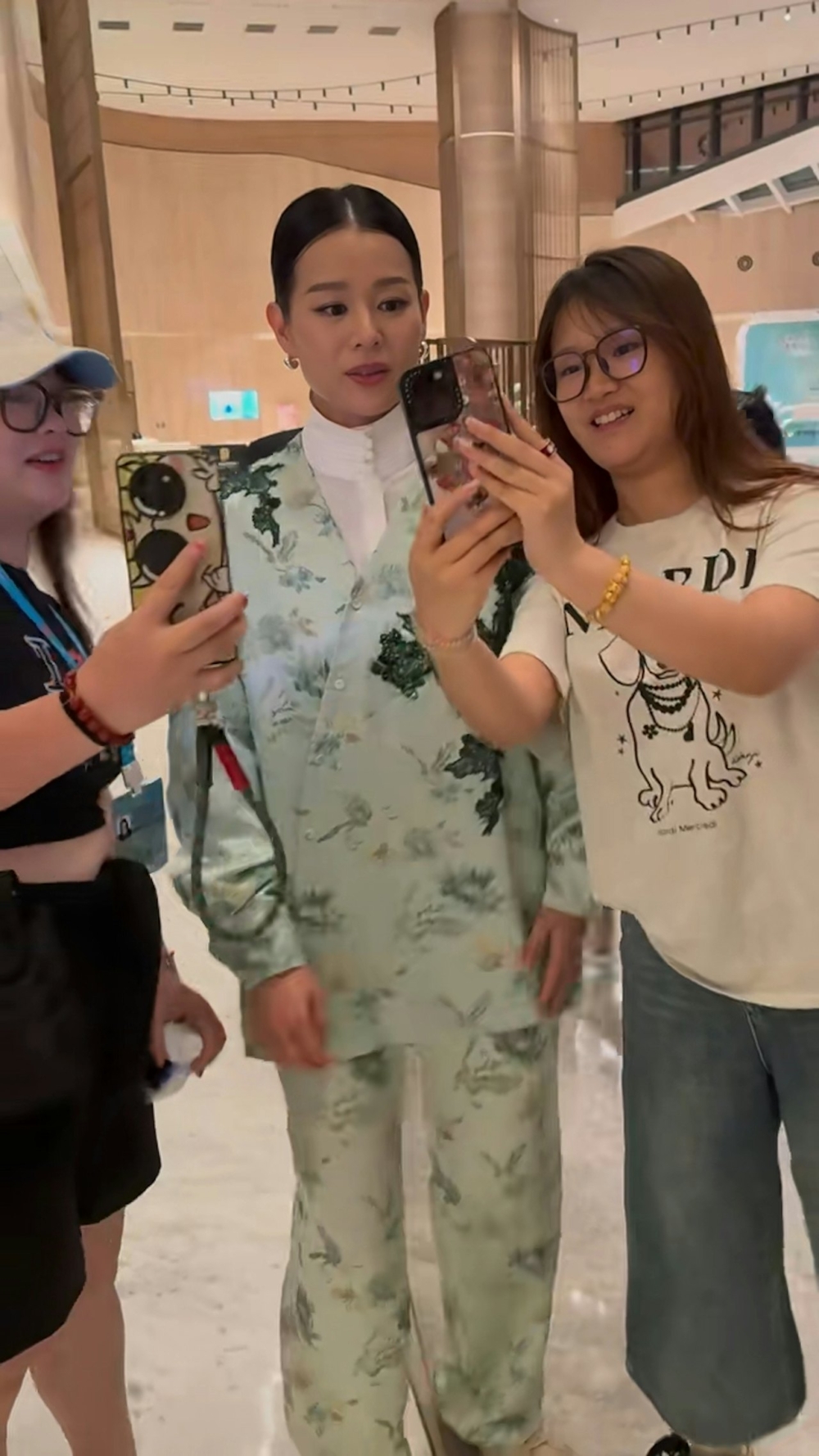 然而影片流出後就引起極大討論，有部分網友指出胡杏兒笑容牽強