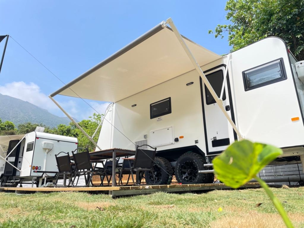 浪高長岸露營車超美的海景，還可以免費玩獨木舟、衝浪板，非常適合喜歡水上活動的你！