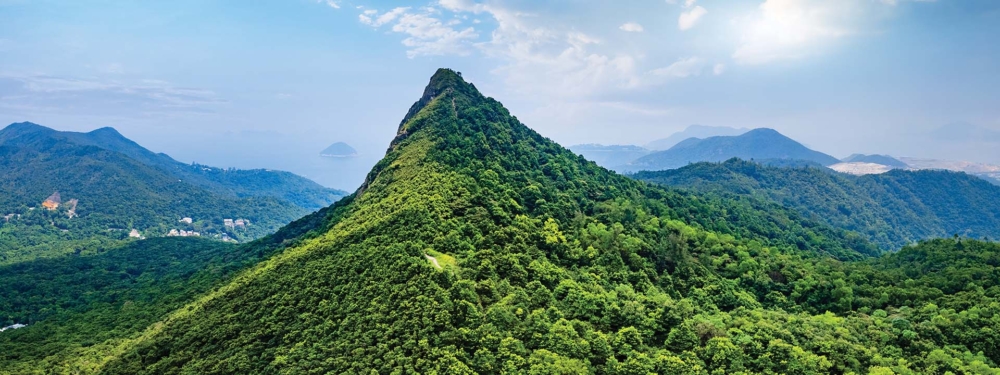 位於西貢區的釣魚翁是清水灣半島上的最高峰,高344米,享有「西貢三尖」的美譽,據說是因為從山腳看像披著簑衣和斗笠獨坐海邊的釣魚翁而得名。