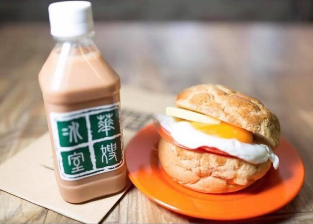 華嫂冰室位於觀塘敬業街皇廷廣場，是一間備受本地人歡迎的港式冰室