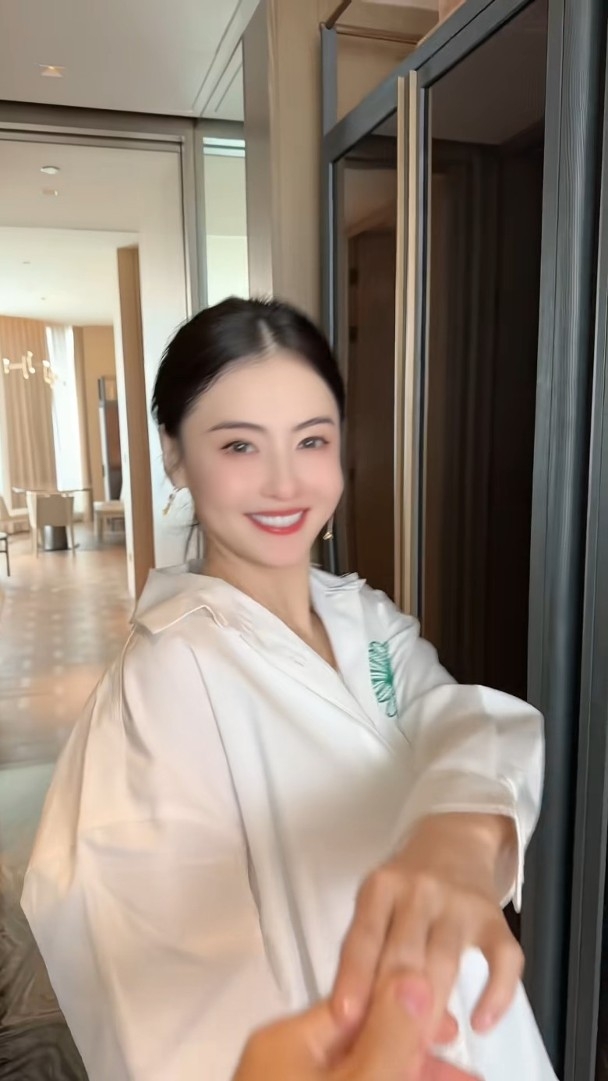 日前張柏芝就在社交平台上傳了一段男友視角的跳舞短片