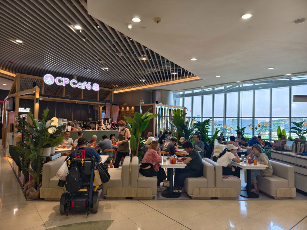 以各式舒芙蕾鬆餅與日式班戟 為主，配上水果、奶油、朱古力或抹茶醬，不但賣相吸睛，口感更是輕盈綿密