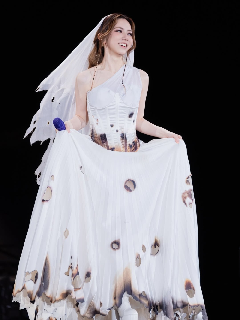 不過同時亦有網友指出雖然G.E.M身為偶像但也只是個人，力撐偶像