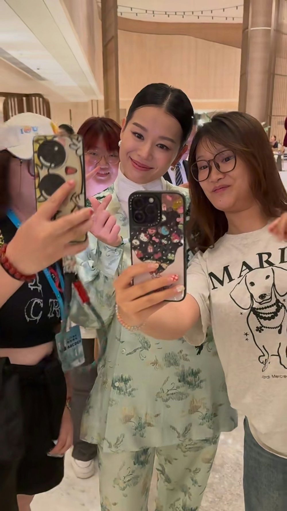 近日有網友在小紅書上傳胡杏兒被粉絲追合照的影片