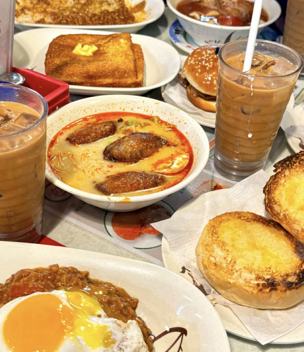 蘭芳園是絲襪奶茶的創始店,亦是香港少數仍營業的大排檔之一。