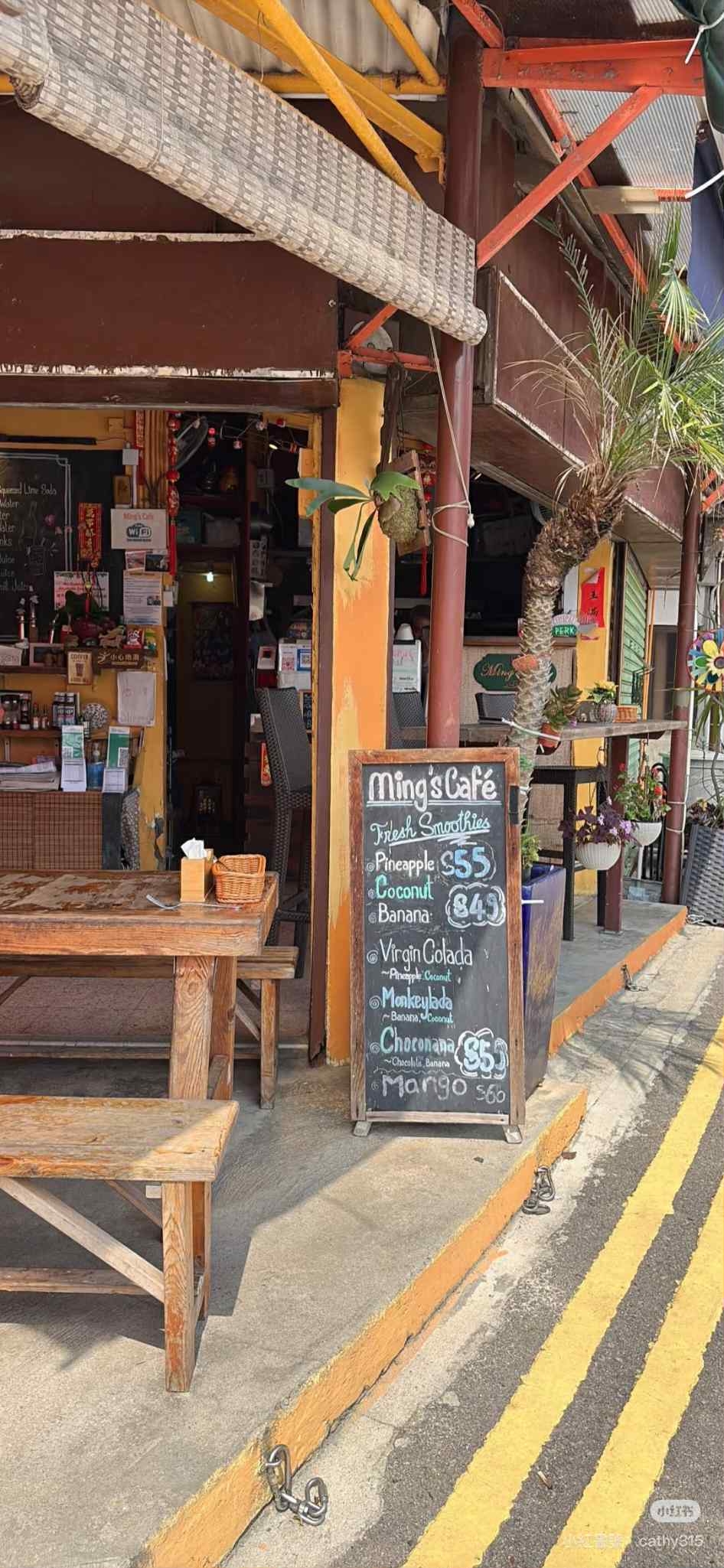 Ming’s Café店內裝潢充滿原住民風格和異國情調,氣氛輕鬆自在,讓人彷彿走進熱帶度假小島。
