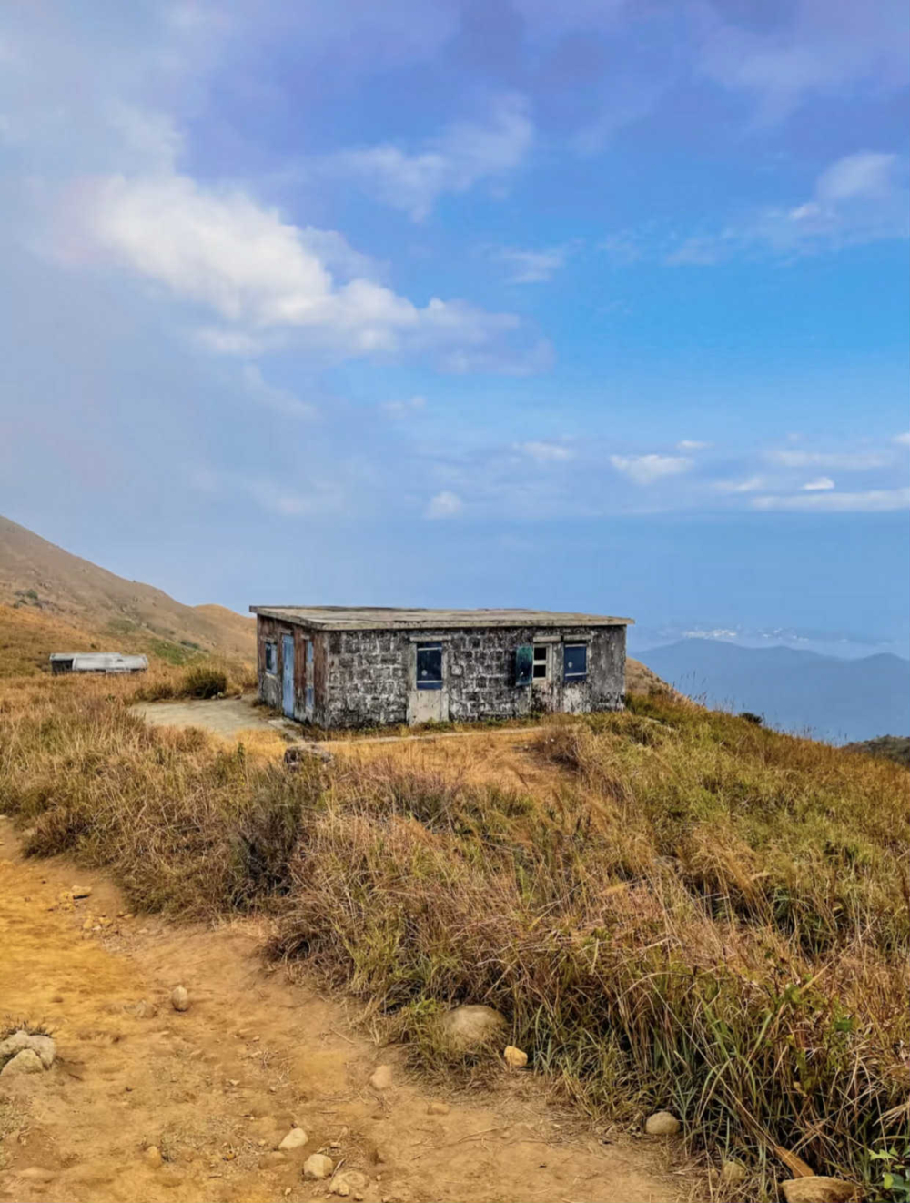 二東山海拔747米，位於大東山東側，兩者之間由爛頭營高原連接而成。