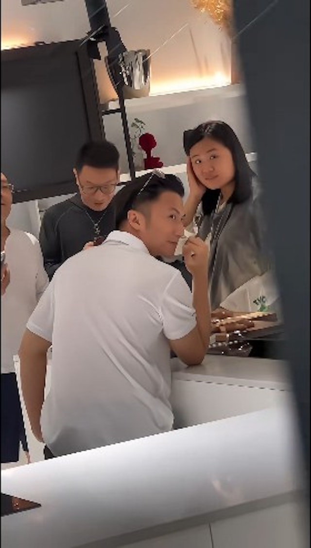 霆鋒微笑向粉絲揮手打招呼,令該名粉絲馬上冧到暈即時尖叫。