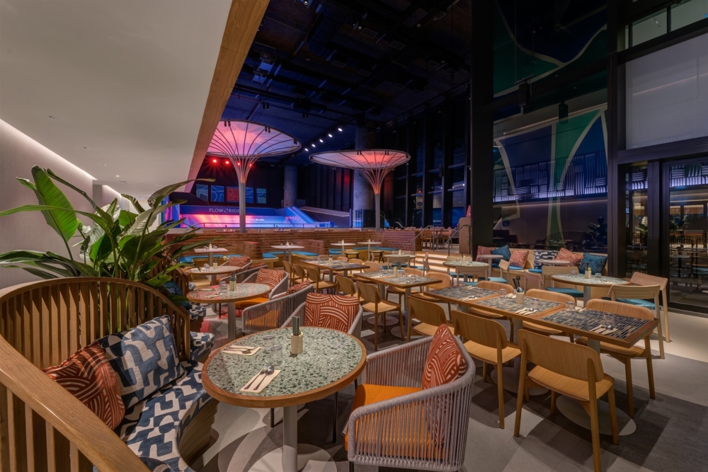 全港首間結合室內衝浪設施的主題餐廳,可邊用餐邊欣賞衝浪表演