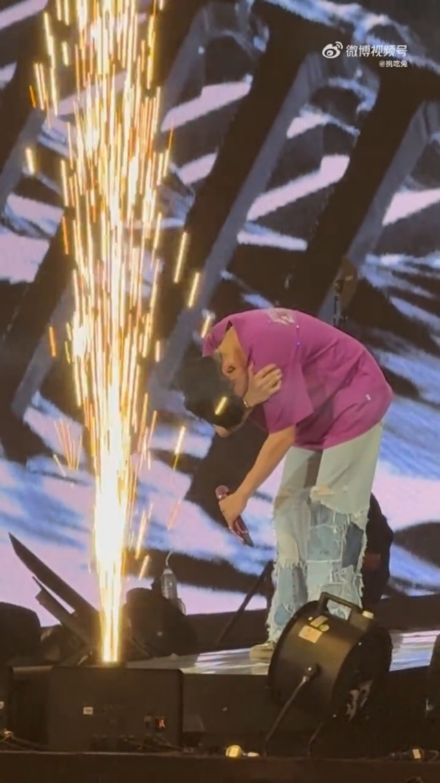 見林俊傑演唱到一半忽然用力按肚，又多次轉身、仰天、表情猙獰，明顯正經歷劇痛。