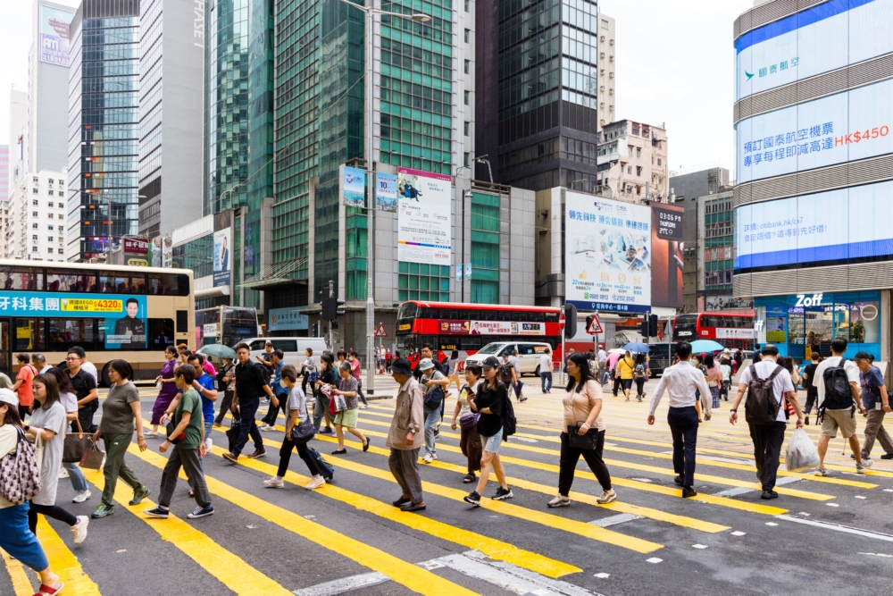 旺角是香港最熱鬧的購物與娛樂地區，融合潮流時尚、美食文化與地道市集，是吃喝玩樂的集中地。