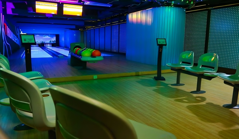 雷霆保齡(Thunder Bowling)於2004年在香港開設首間保齡球場,致力於推廣保齡球運動,並提供多樣化的設施。