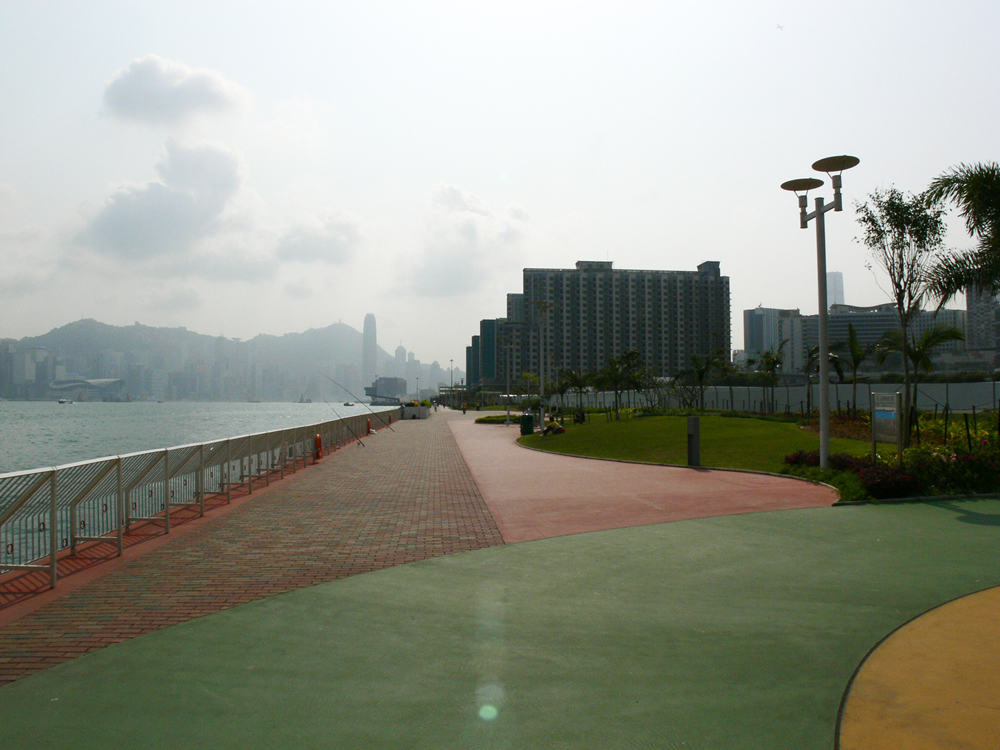 除了餐廳和娛樂設施,黃埔附近還有許多值得一遊的景點,紅磡海濱長廊就是其中之一。