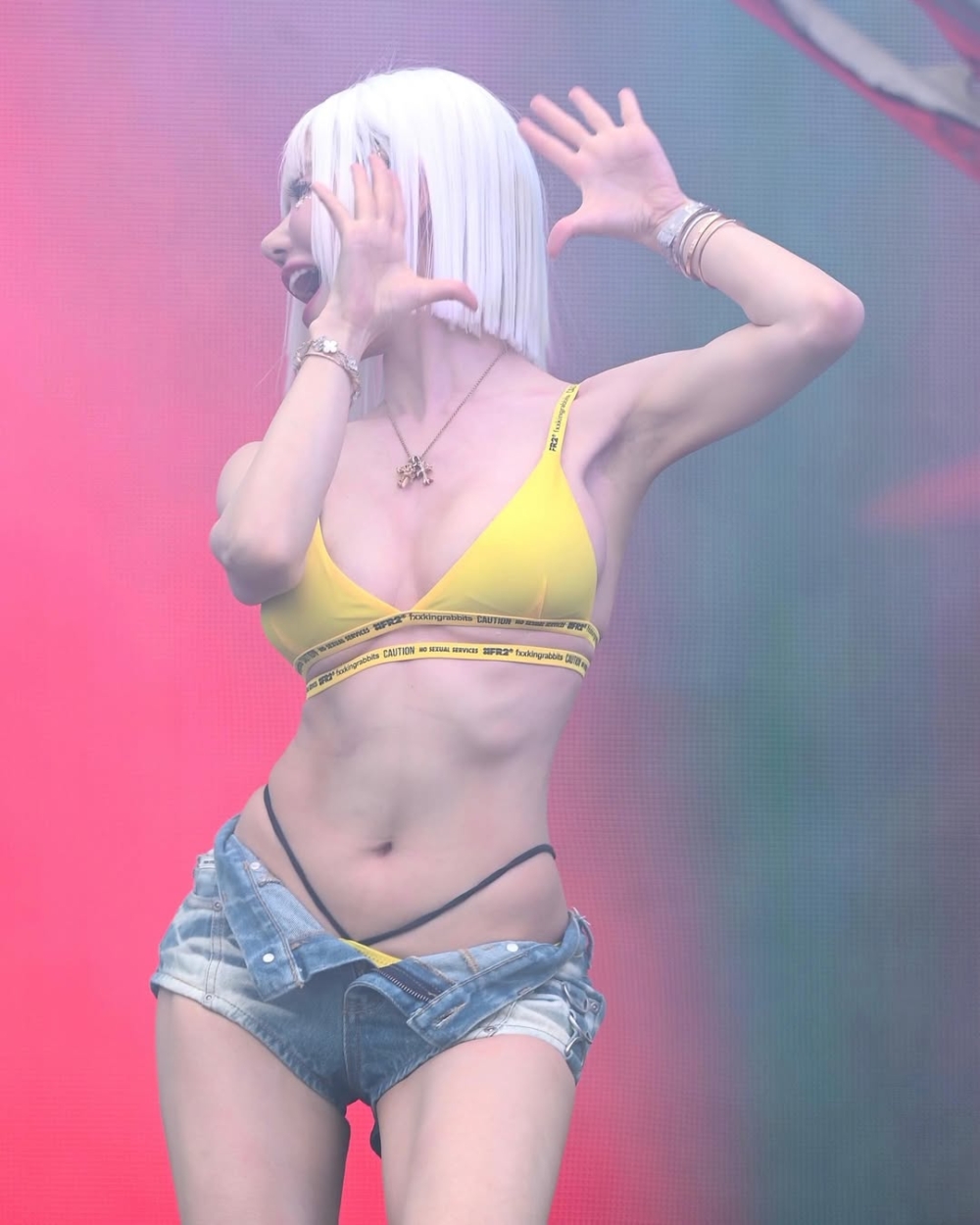 網友：「成隻喪屍咁」