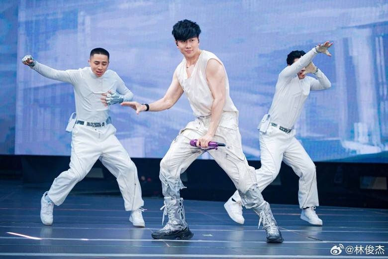 而林俊傑罹患心臟病消息傳出後，就有粉絲指出林俊傑的官方照中曾忽然出現智能手錶