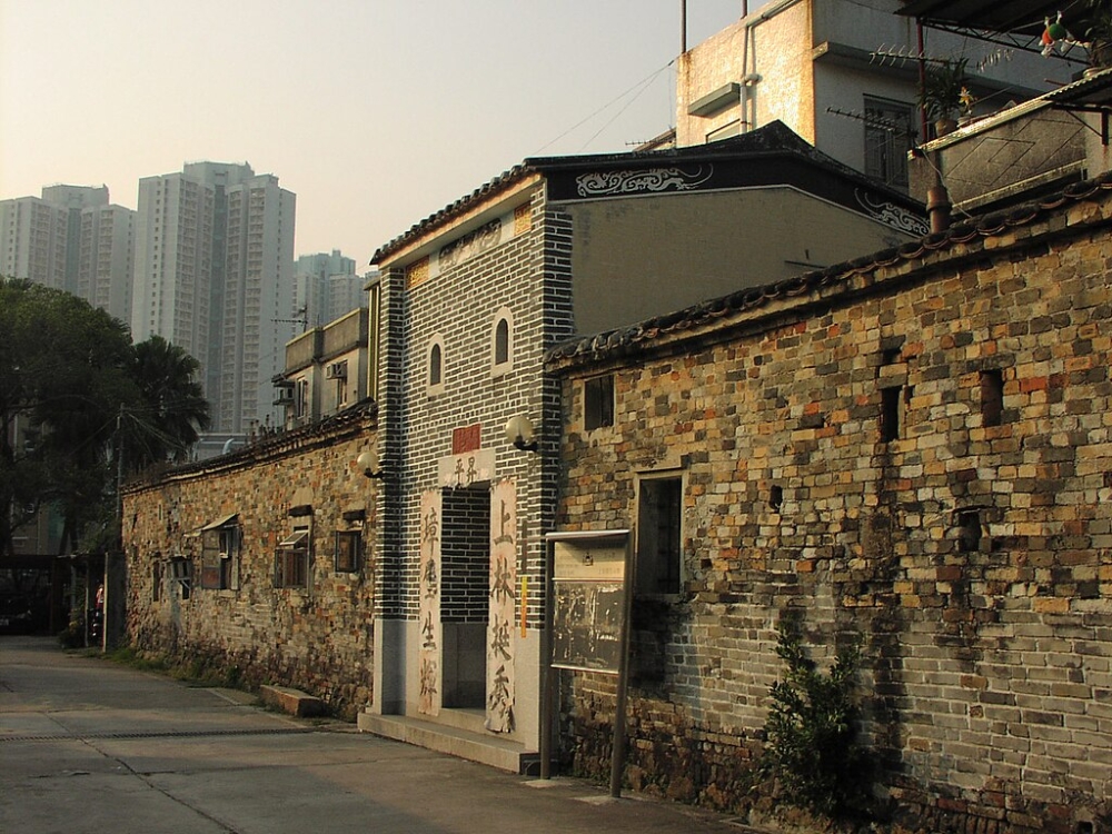 上璋圍唯一完整的圍村，約兩百年歷史