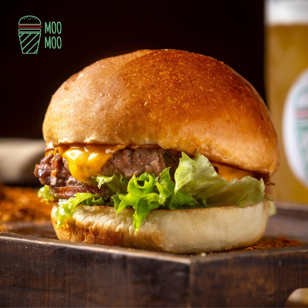 MOO MOO Burger 位於觀塘巧明街鴻圖中心，主打手打美式漢堡與滋味小食，是當地人氣炸食。