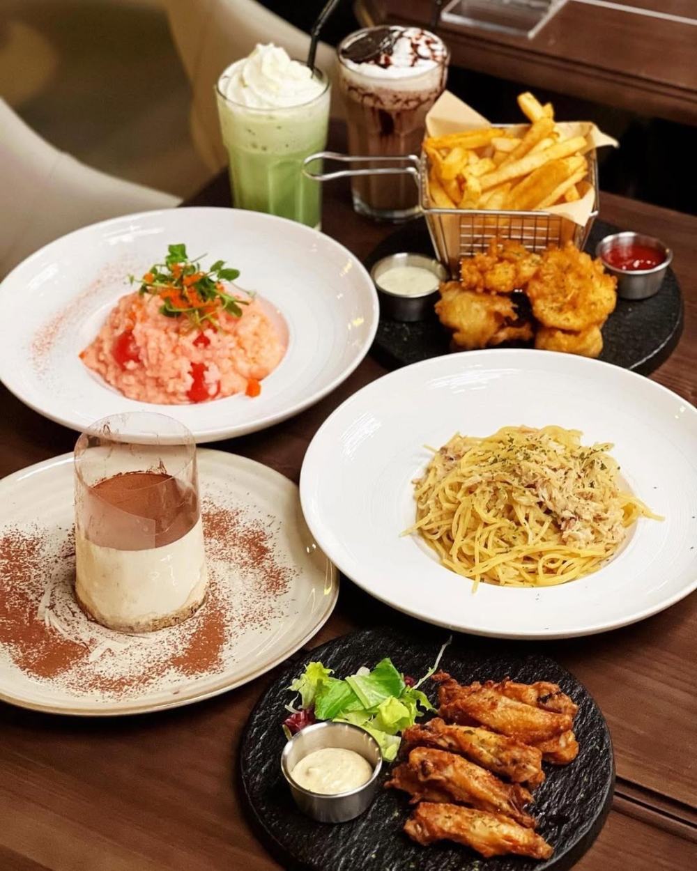 Four O Five Coffee & Eatery 位於觀塘成業街工業大廈內，是一家極具質感的西式 cafe/coffee shop，在工廠區中營造出清新舒適的休憩空間。