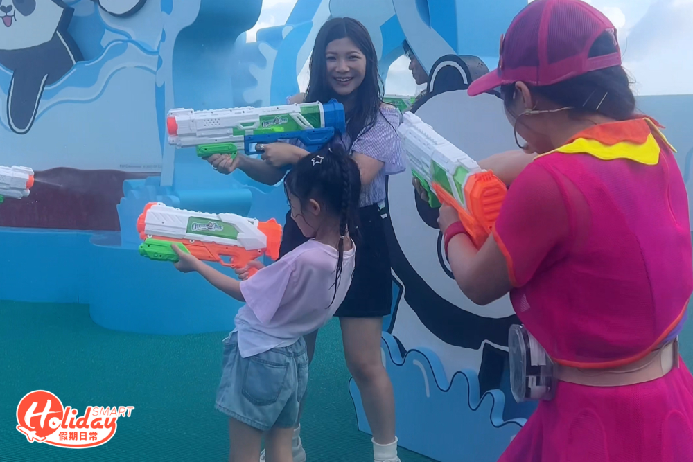 乘坐海洋列車前往高峰樂園，水戰特攻隊會手持水槍突擊大家。