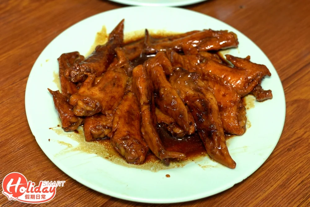 來到榮華冰室記得嚐嚐西多士和雞翼尖，配上一杯香濃絲襪奶茶！