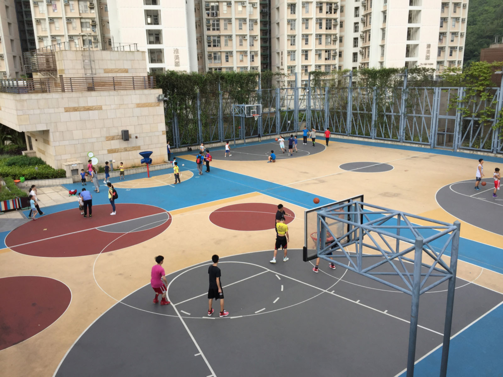 場內設有互動遊戲區，提供簡單有趣的親子裝置，讓孩子們在逛街之餘也能開心玩耍