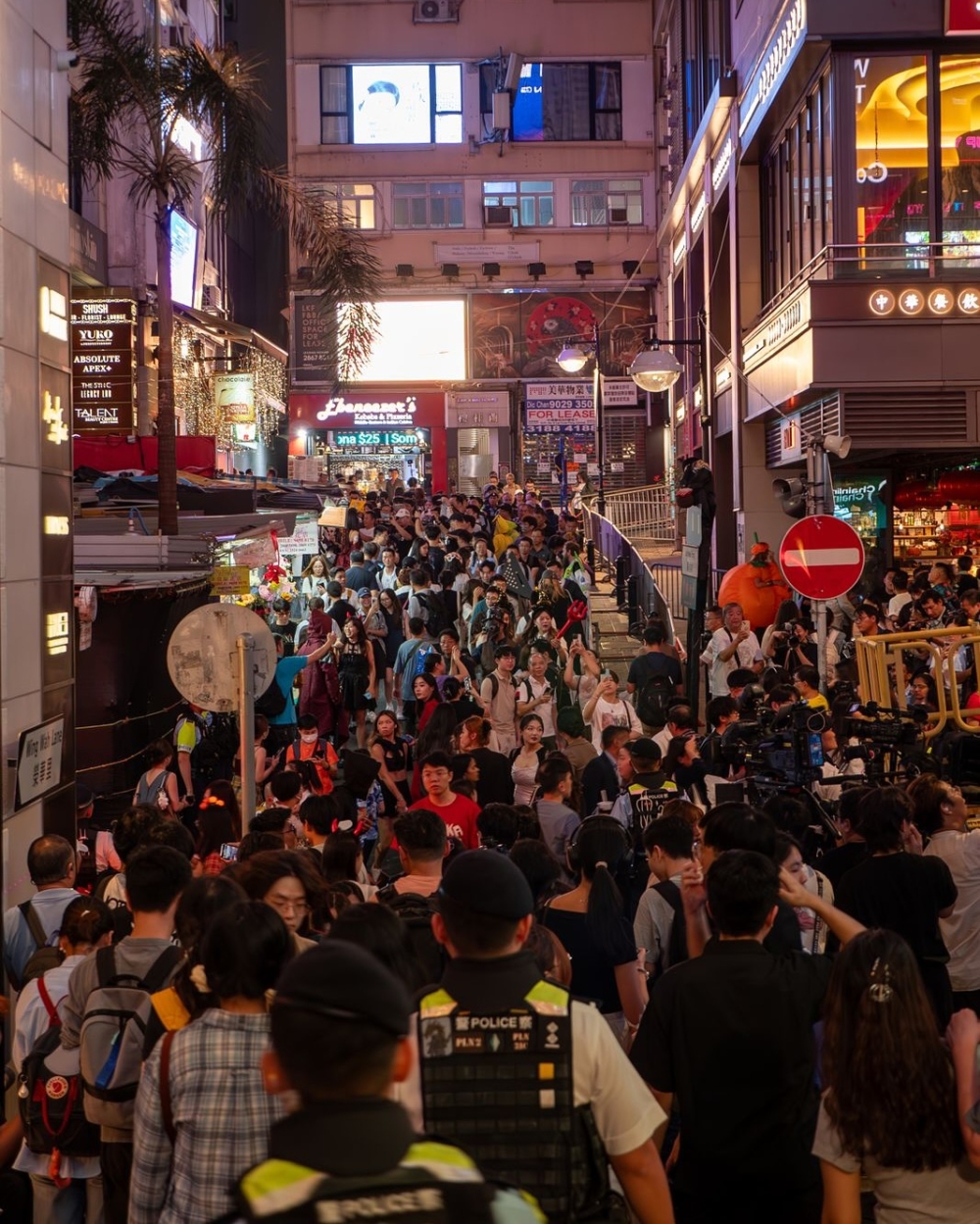 蘭桂坊位於中環核心臟地帶、由多條狹窄傾斜街道交錯而成的小社區,雖然不大,但聚集了超過百間酒吧、餐廳、夜店和國際美食熱點,堪稱香港夜生活的象徵~