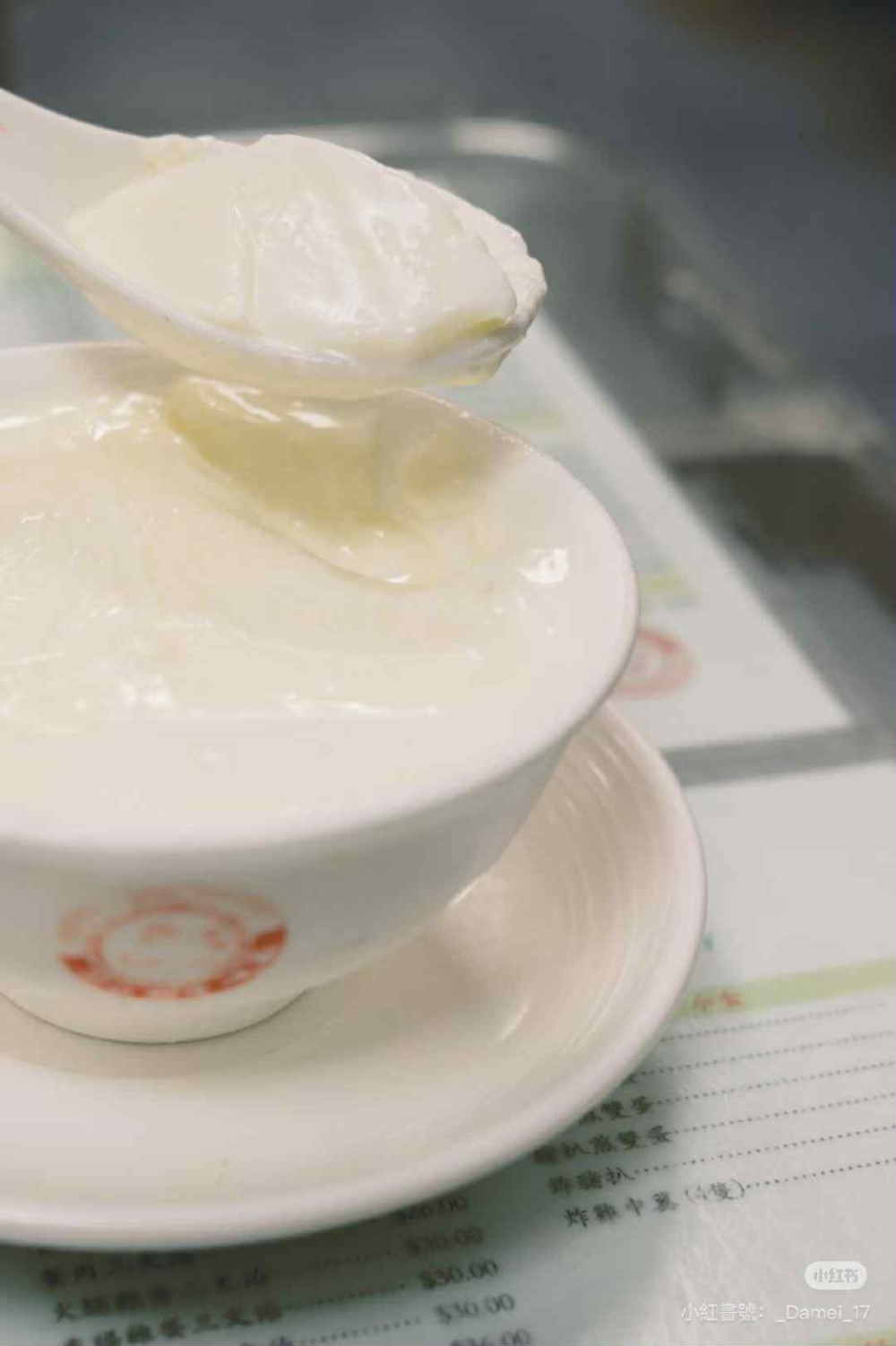 義順牛奶公司最出名是雙皮燉奶和薑汁燉鮮奶,被譽為「香港甜品四大天王」之一。