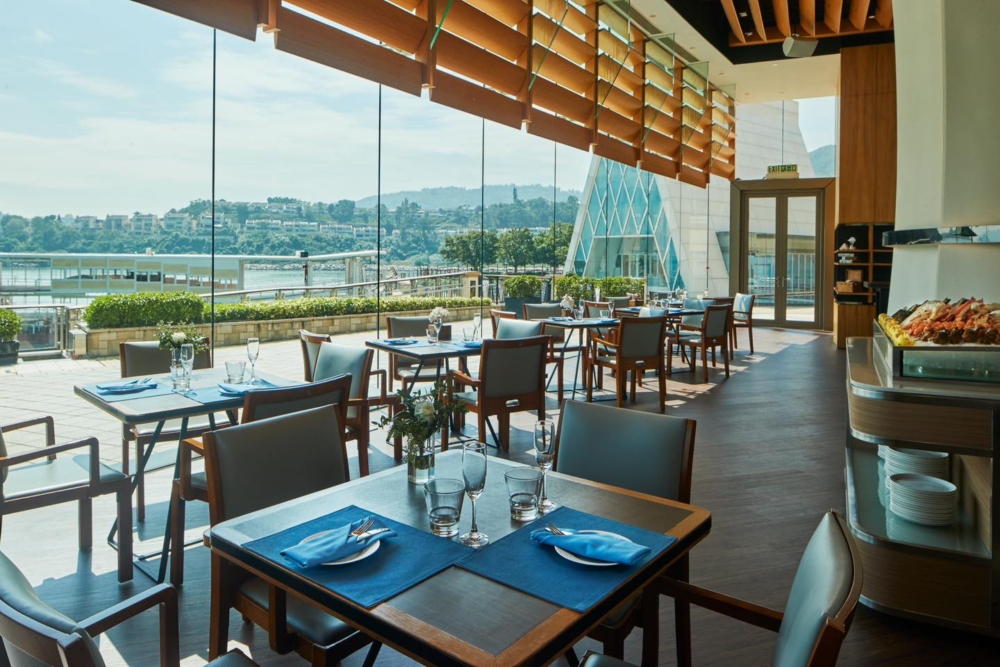 酒店內的Café bord de Mer & Lounge提供多款環球美食,餐廳空間寬敞舒適,採用大量木質裝潢,設有落地玻璃窗,採光充足,窗外則著名的海濱白教堂和海景,打卡一流!
