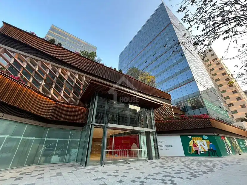 廣場主打健康綠色設計,設有佔地約20,000平方呎的戶外「舒泰花園」