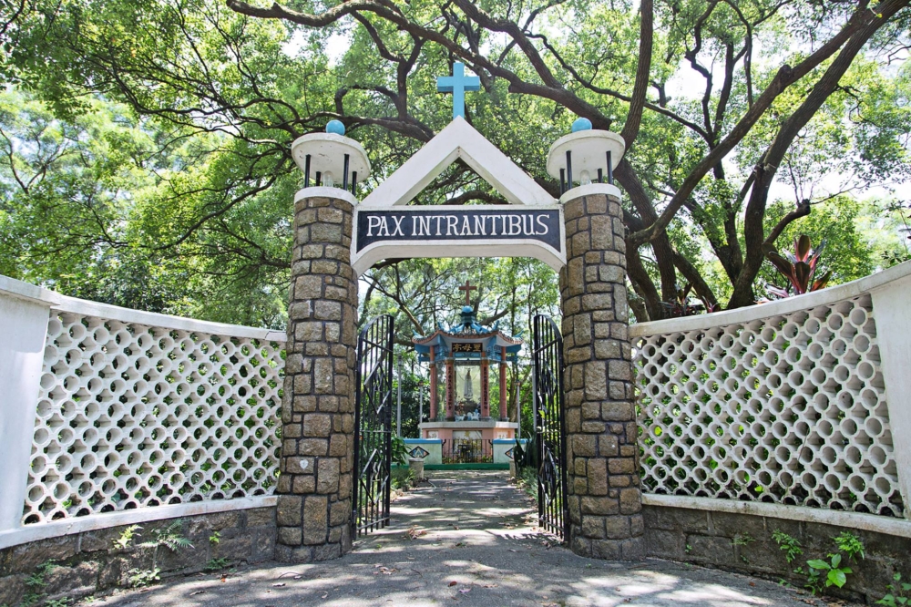 聖母神樂院建於1950年代的修道院由法國天主教修士建立,雖然建築本體不對外開放,但其園區和花園依然開放參觀,環境恬靜、氣氛莊嚴。