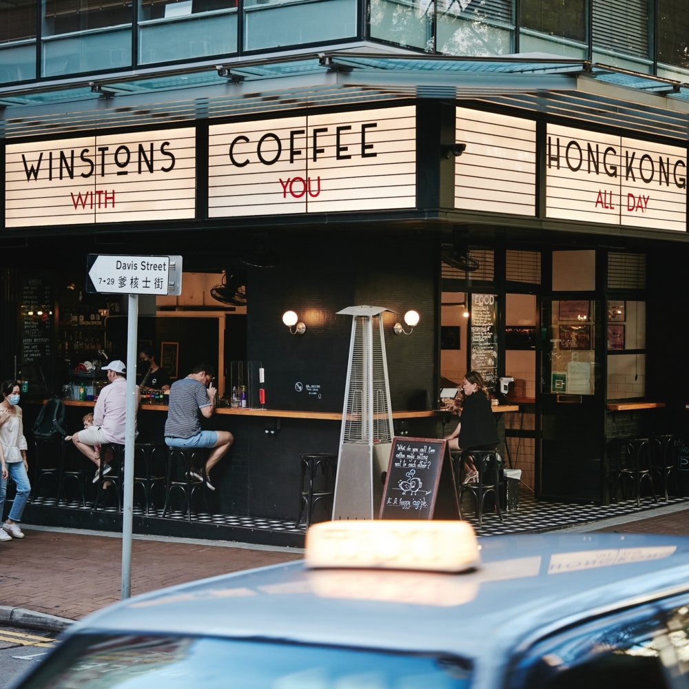 Winstons Coffee 是另一熱門據點，被譽為「亞洲50大最佳咖啡店」之一，復古戲院風格的招牌特別醒目，令許多遊客都專程去打卡！
