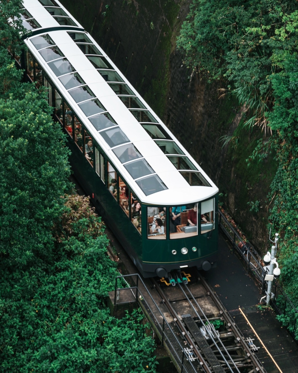 山頂纜車自1888年開始運行,是全球歷史最悠久的纜索鐵路之一,路軌長約1.27公里,沿途坡度較斜,坐在車上能看到香港島的建築和山景交錯,充滿特色!