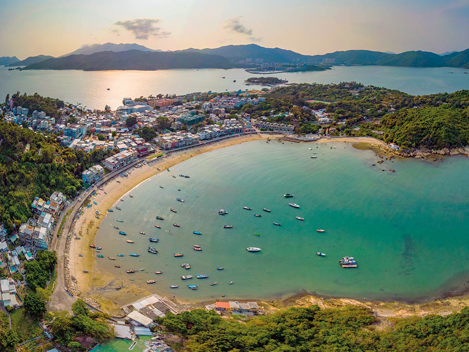 前往坪洲交通便利，設有多條渡輪航線，從中環、愉景灣、梅窩及長洲出發最快約30分鐘可達，船期選擇靈活！