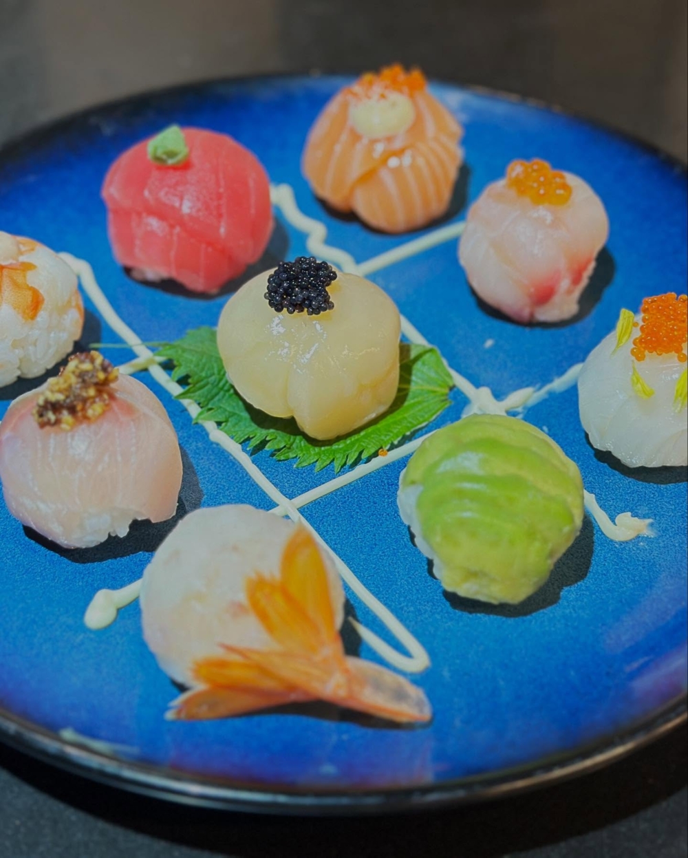 宇鮨料理是觀塘區人氣親民日式小店，主打壽司與刺身，選擇豐富，約百款菜式，包括壽司、丼飯、烏冬及串燒等，非常貼近街坊口味。